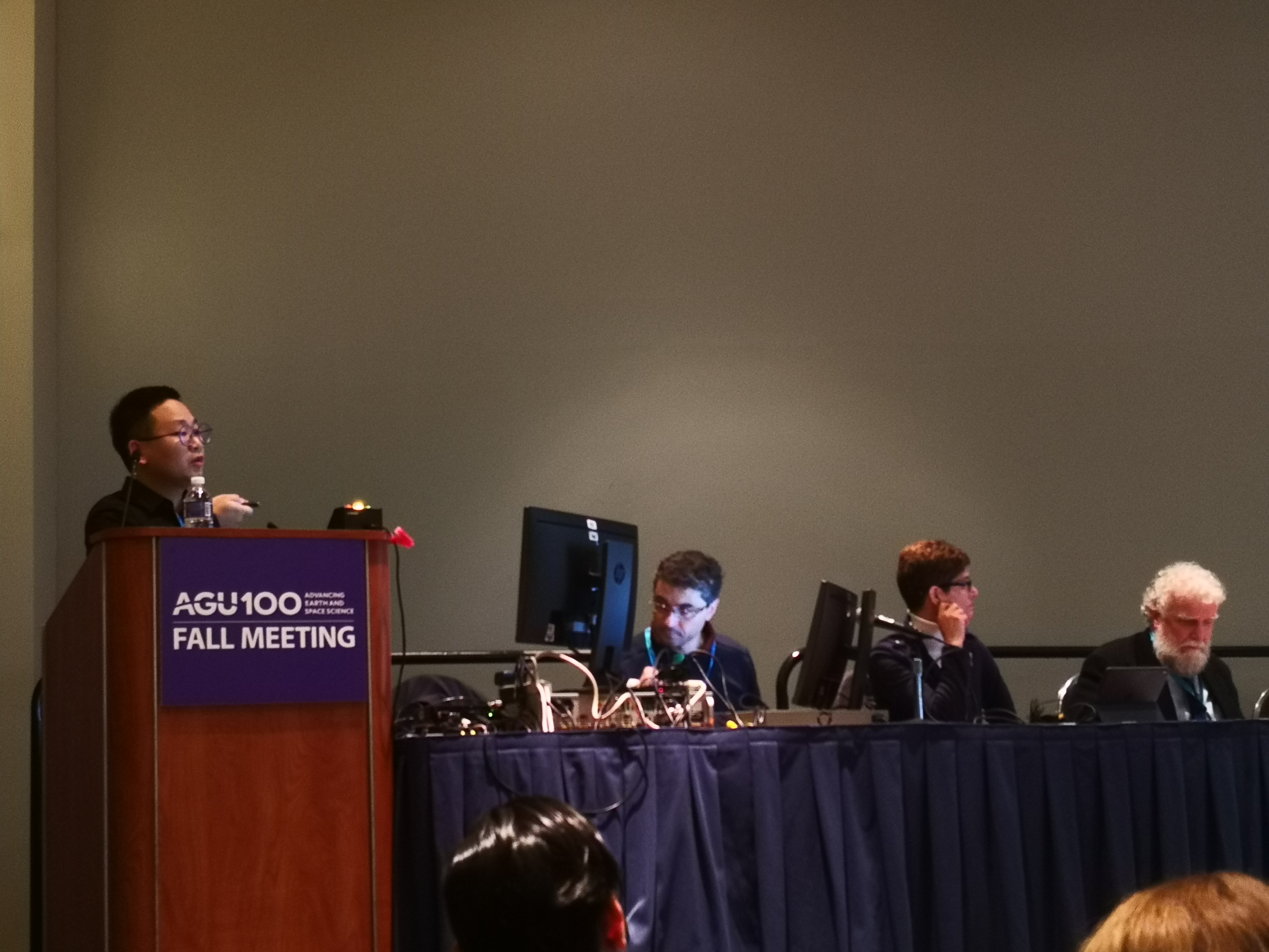 博士生徐超昊在美國華盛頓參加2018 AGU100 Fall Meeting
